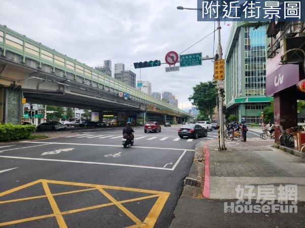 森林公園坡平車位