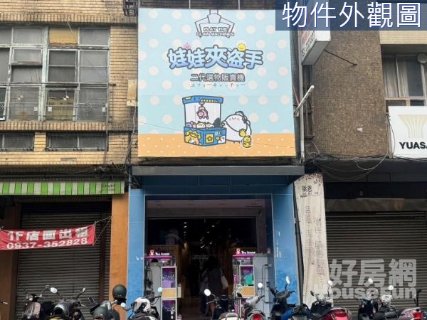 正仁愛路人潮洶湧黃金店面