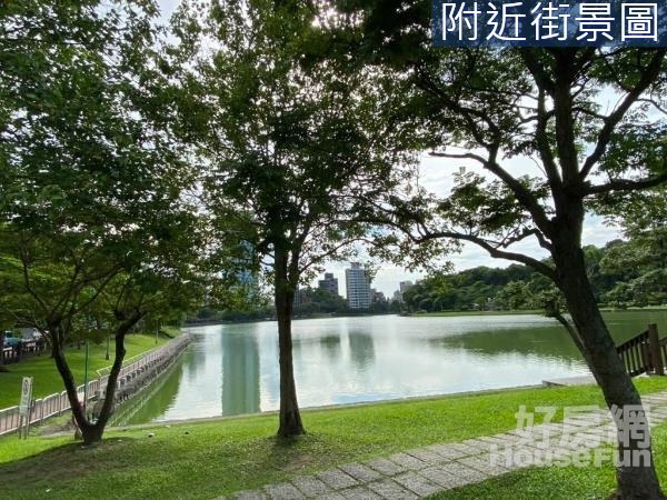 層峰雄踞碧湖綠景