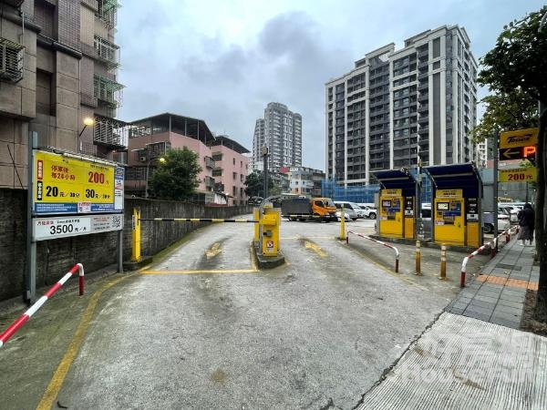 中和鄰近板橋忠孝路商圈-靜巷稀有釋出透天