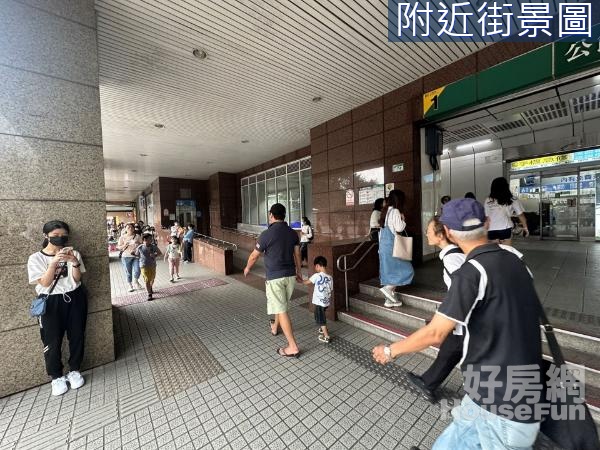 正面捷運人潮金店