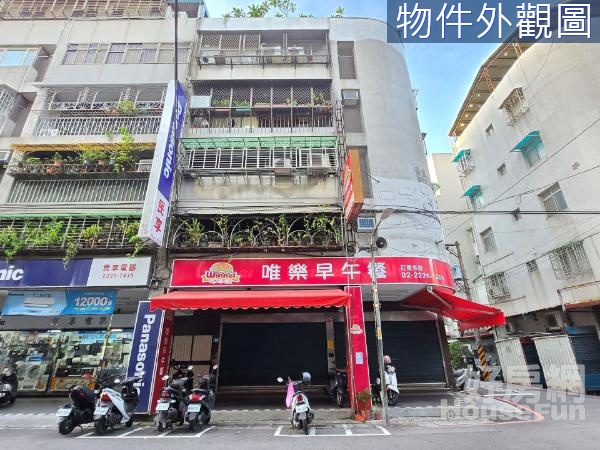 連鎖店熱鬧三角窗