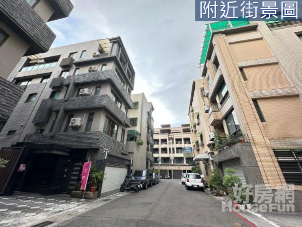 鳳頂面寬約6米屋況好極了輕齡双車庫靓墅